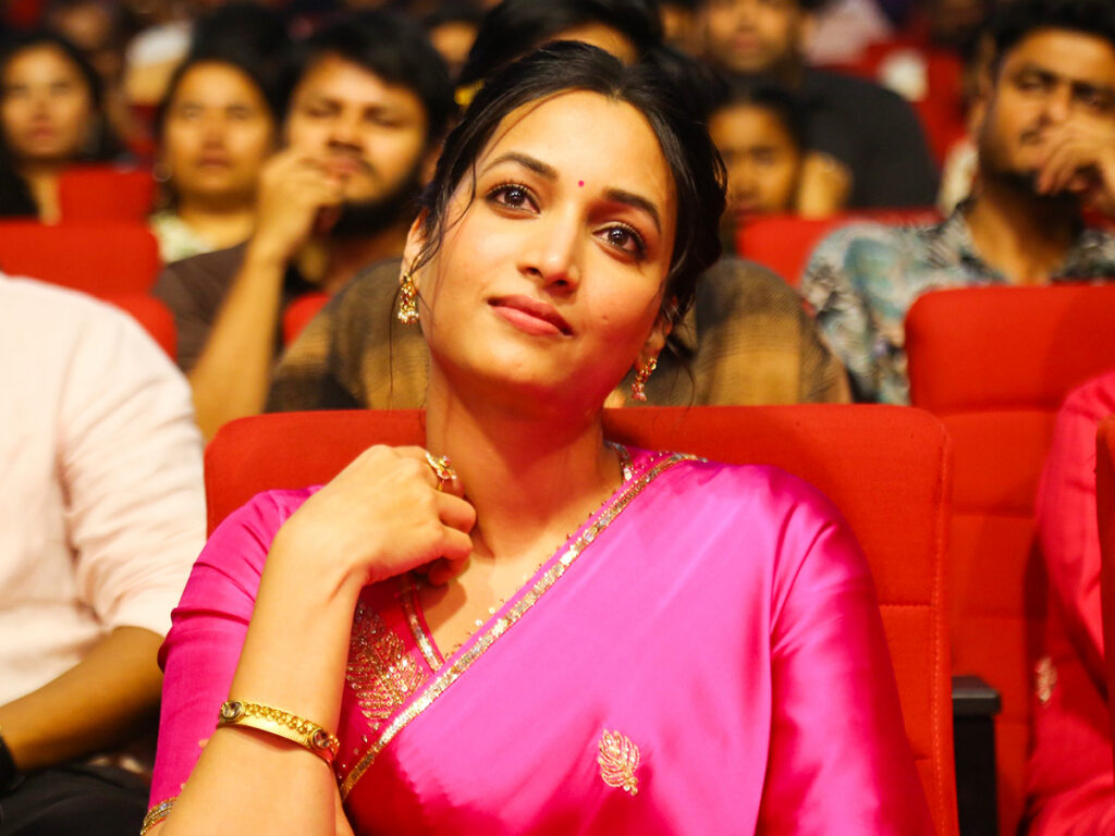 ఆదర్శ కుటుంబం ప్రీ రిలీజ్ ఈవెంట్‌లో పింక్ శారీలో మెరిసిన శ్రీనిధి శెట్టి. - ఫోటో 2