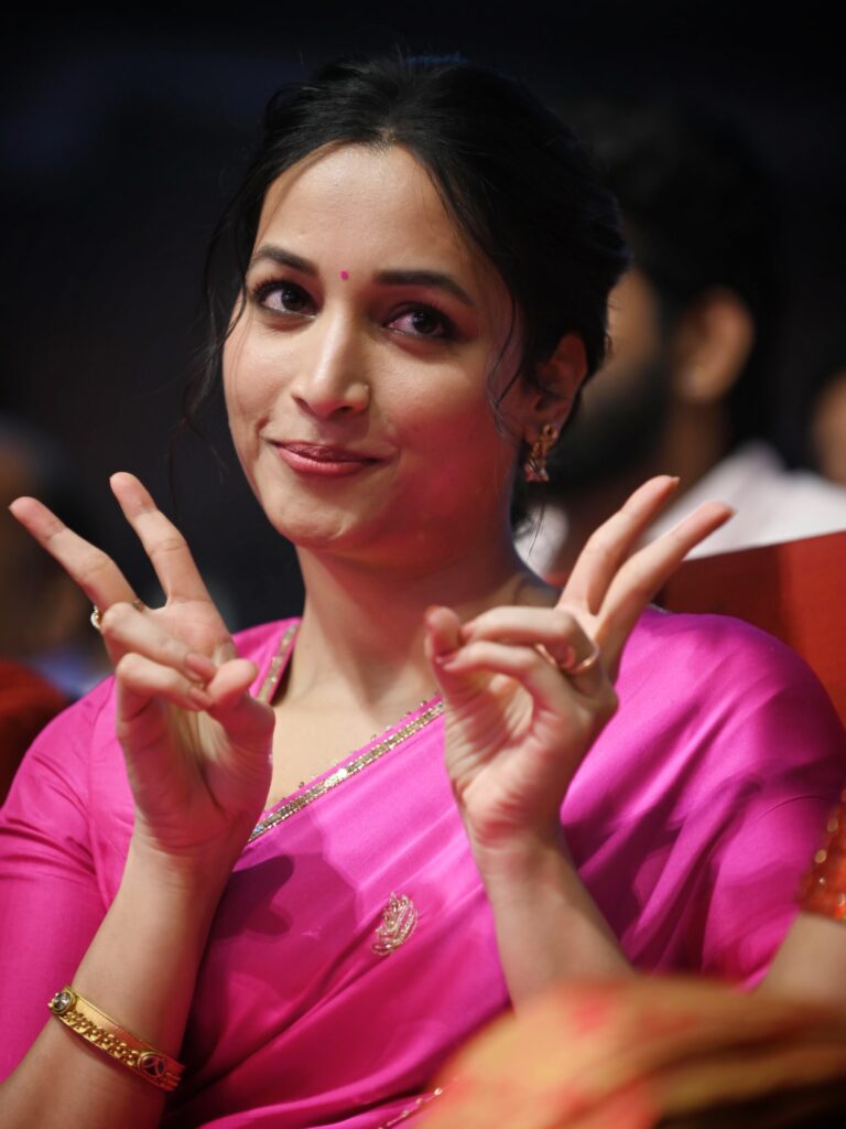 ఆదర్శ కుటుంబం ప్రీ రిలీజ్ ఈవెంట్‌లో పింక్ శారీలో మెరిసిన శ్రీనిధి శెట్టి. - ఫోటో 13