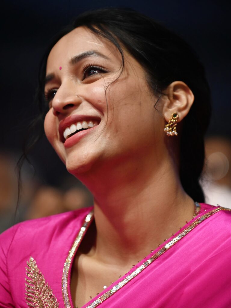 ఆదర్శ కుటుంబం ప్రీ రిలీజ్ ఈవెంట్‌లో పింక్ శారీలో మెరిసిన శ్రీనిధి శెట్టి. - ఫోటో 14