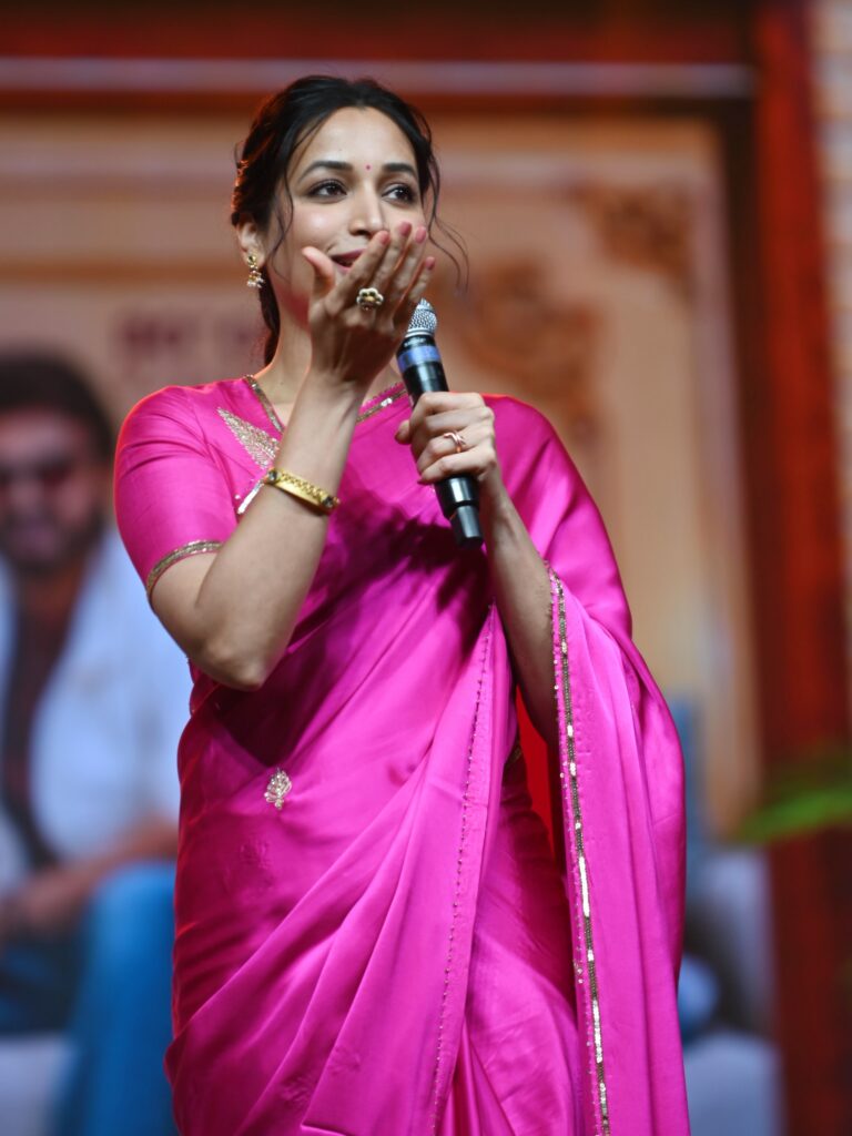 ఆదర్శ కుటుంబం ప్రీ రిలీజ్ ఈవెంట్‌లో పింక్ శారీలో మెరిసిన శ్రీనిధి శెట్టి. - ఫోటో 15