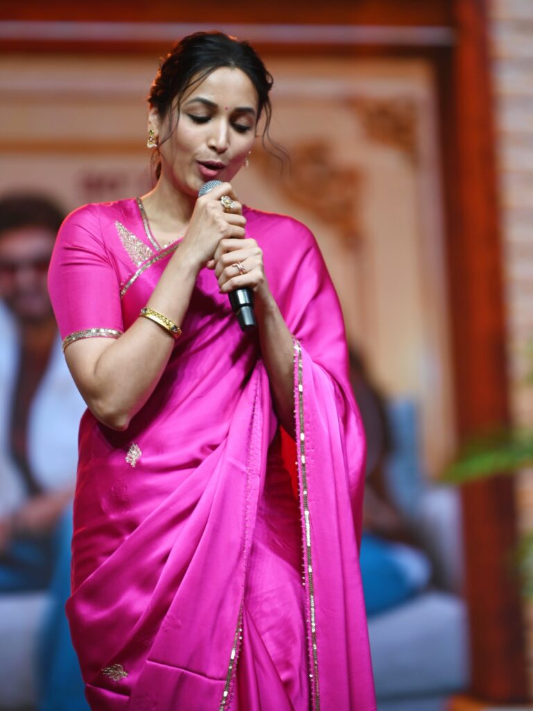 ఆదర్శ కుటుంబం ప్రీ రిలీజ్ ఈవెంట్‌లో పింక్ శారీలో మెరిసిన శ్రీనిధి శెట్టి. - ఫోటో 16