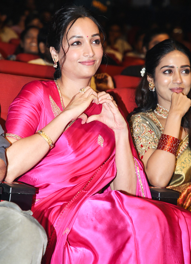 ఆదర్శ కుటుంబం ప్రీ రిలీజ్ ఈవెంట్‌లో పింక్ శారీలో మెరిసిన శ్రీనిధి శెట్టి. - ఫోటో 7