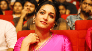 ఆదర్శ కుటుంబం ప్రీ రిలీజ్ ఈవెంట్‌లో పింక్ శారీలో మెరిసిన శ్రీనిధి శెట్టి.
